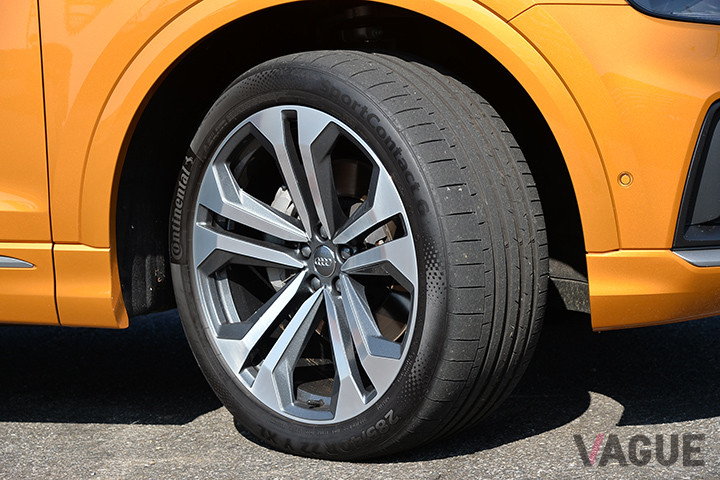 Sラインパッケージには22インチホイール＋285／40R22サイズのタイヤが標準装着