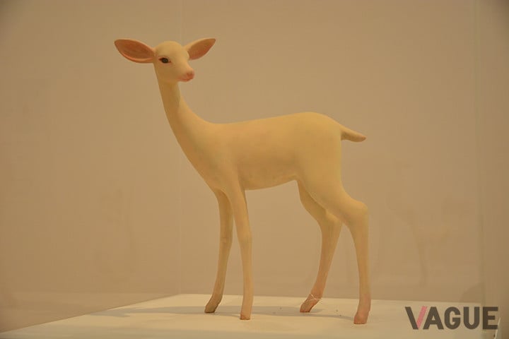 昨年の12月より4月まで開催中の所蔵品展「特集：土屋仁応」。動物をモチーフにした木彫作品が並ぶ。写真は「子鹿」。