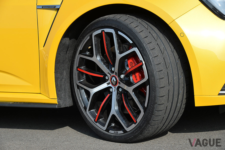 19インチアルミホイール。ワンメイクレース用に開発されたレーシングカー「R.S.01」のホイールデザインをそのまま踏襲した「TROPHY」仕様