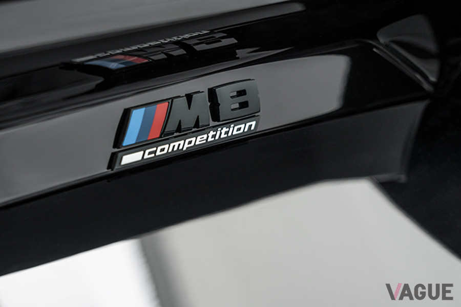 BMW「M8グランクーペ　Competition」のロゴ