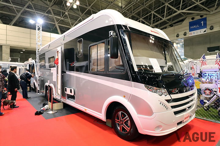 「デフレス グランドアルパ I7820-2」。車両価格は2200万円（展示車価格／諸費用別・消費税別）。サイズは全長8540mm×全幅2330mm×全高3040mm