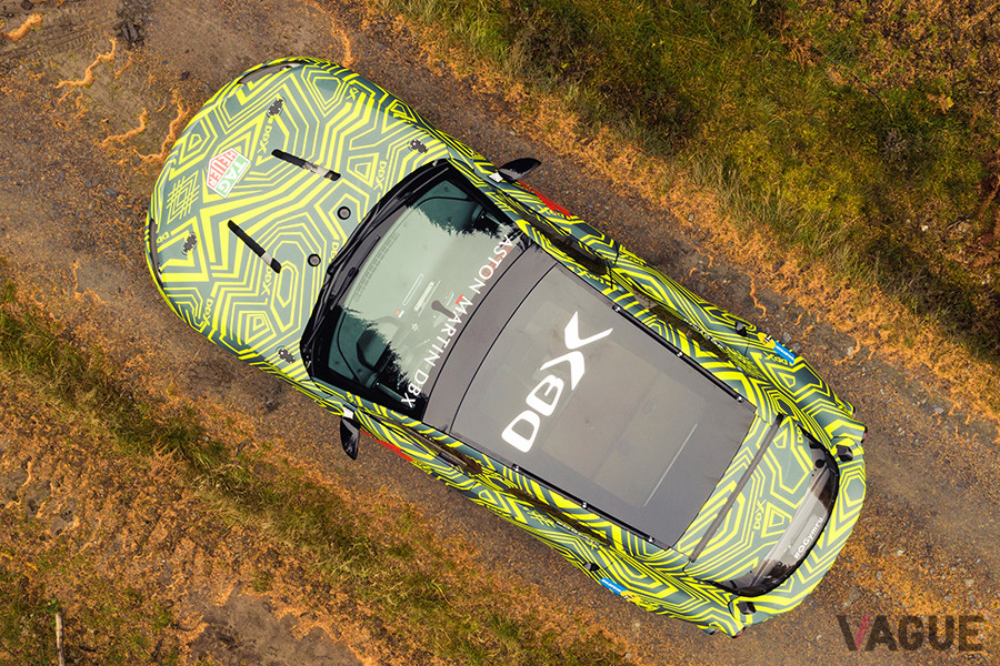 泥道でのテストを重ねるアストンマーティンDBXのテスト車両