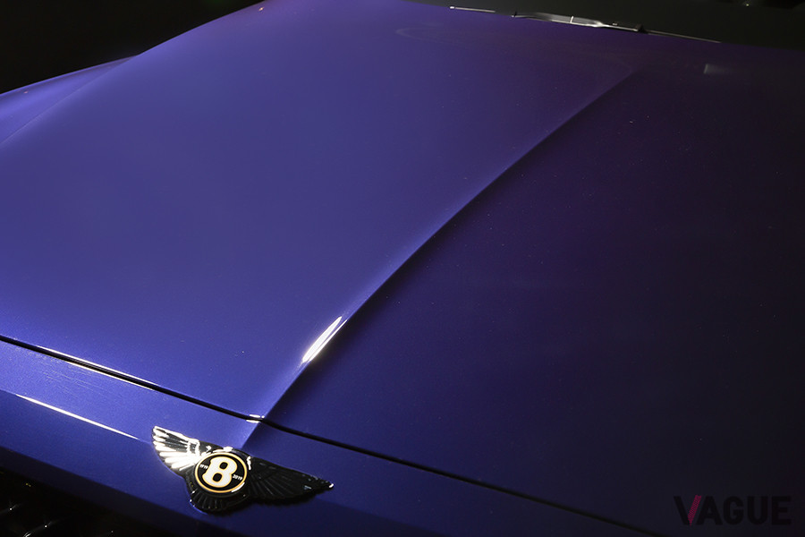 フライングBのエンブレムからまっすぐに伸びたボンネットラインは、車両のセンターを掴みやすく、ドライブしやすさをもたらしてくれる