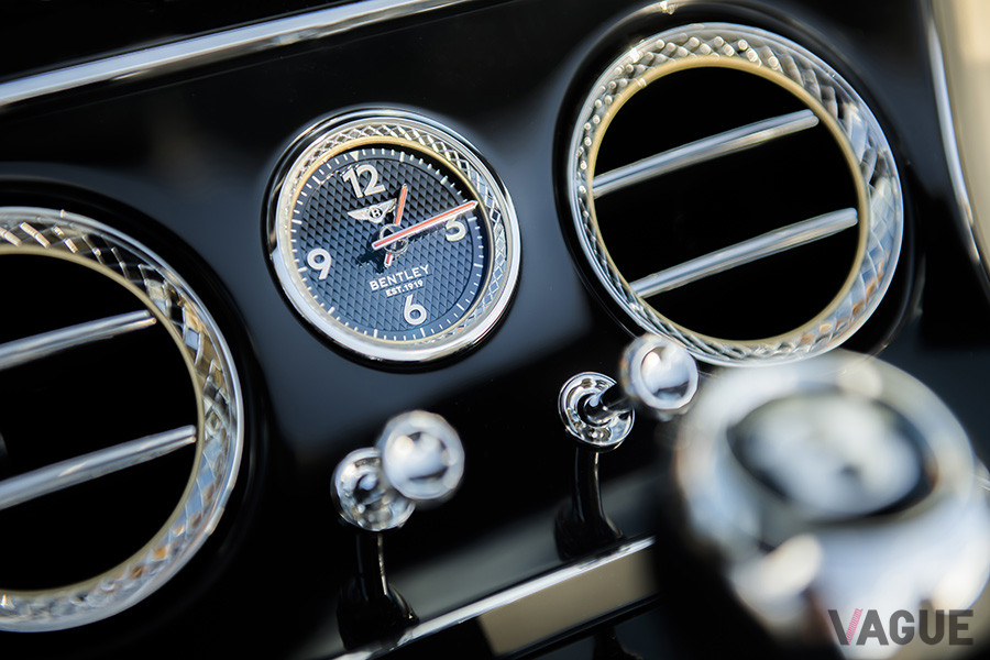 インパネの時計はブライトリングのロゴではなく、フライングBとBENTLEYの文字が刻印される
