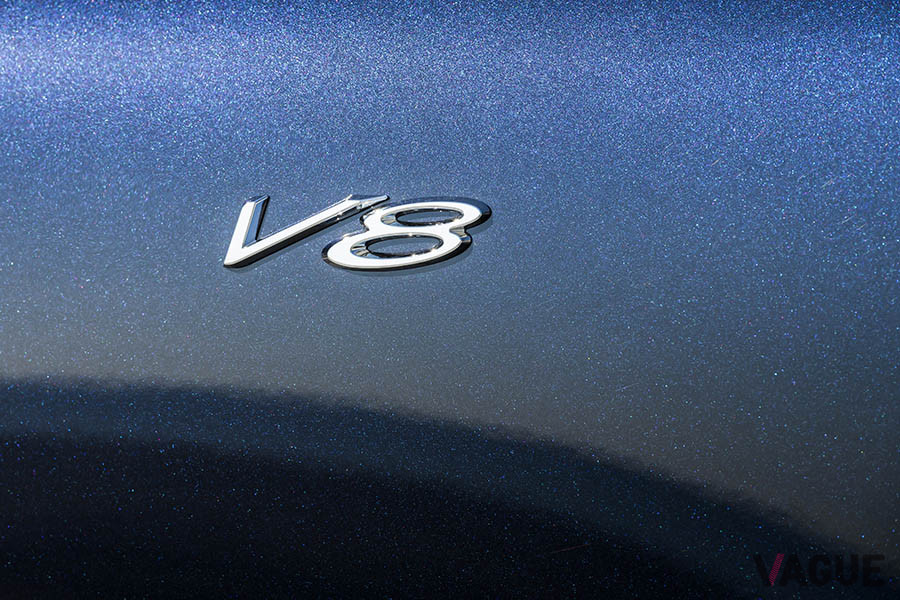 フロントの左右フェンダーにつけられた「V8」のバッジ