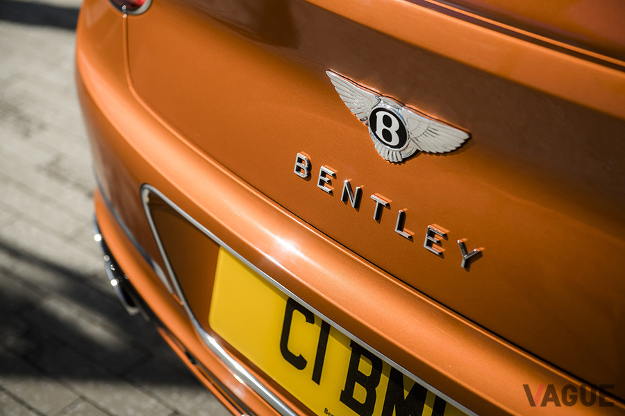 V8モデルだが、エンブレムは赤ではなく黒