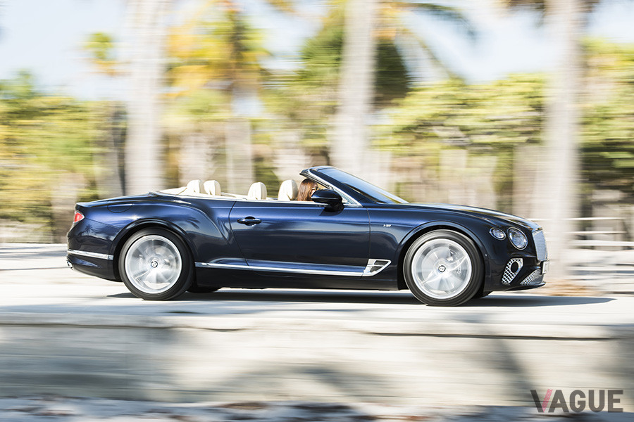 ネックウォーマーに加え、ステアリングホイールヒーターや新設計のアームレストヒーターなどの快適装備も充実