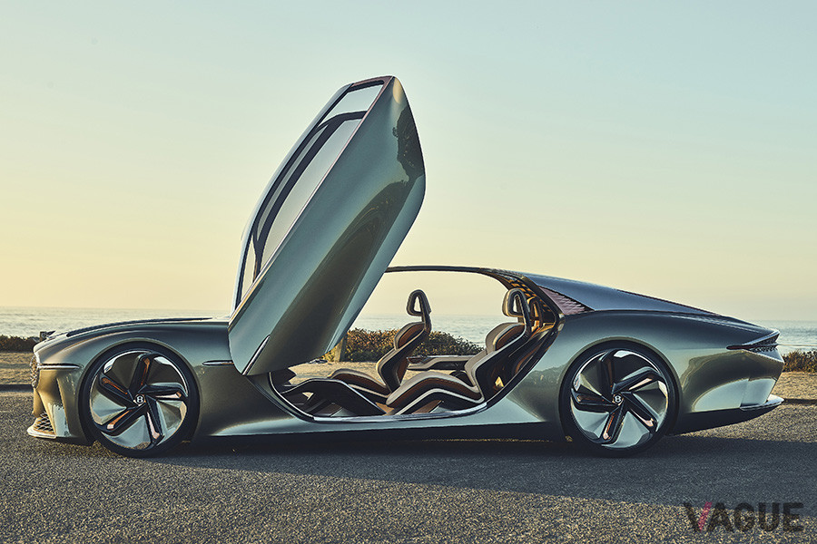 コンセプトカー「EXP 100 GT」は2ドアなので、乗員が乗降しやすいようにシザーズドアになっている
