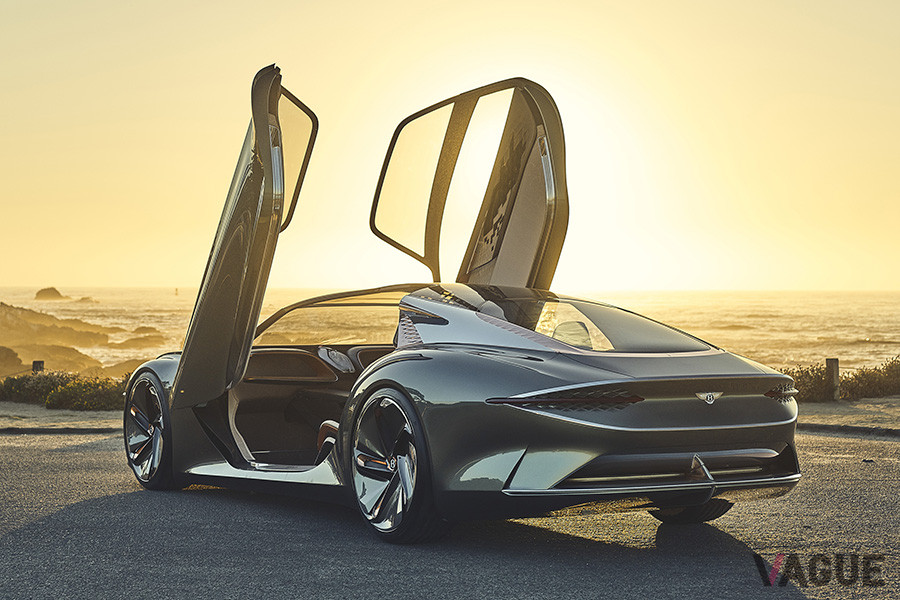 コンセプトカー「EXP 100 GT」は2ドアなので、乗員が乗降しやすいようにシザーズドアになっている