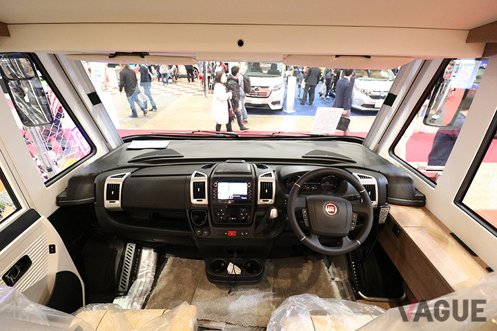 開放感のある運転席。大パノラマスクリーンと呼ばれるフロントウインドウは見切りも良さそう