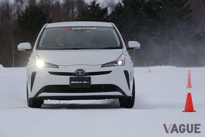 オールシーズンタイヤ「ブルーアース4S」の圧雪路走行シーン