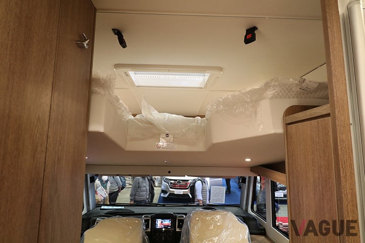 運転席の頭上には格納式のベッドがあり、ボタン操作で展開することができる