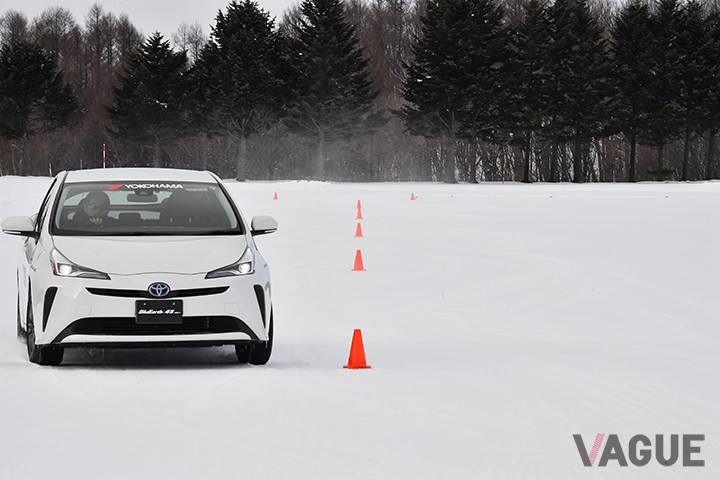 オールシーズンタイヤ「ブルーアース4S」の圧雪路走行シーン