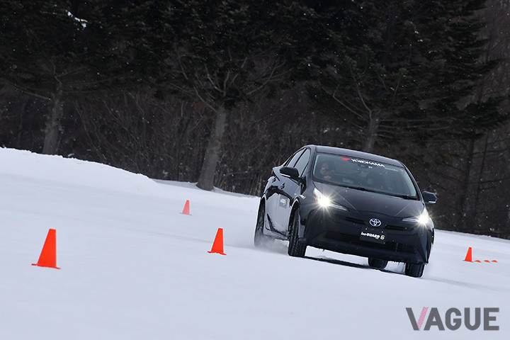 スタッドレスタイヤ「アイスガード6」の圧雪路走行シーン