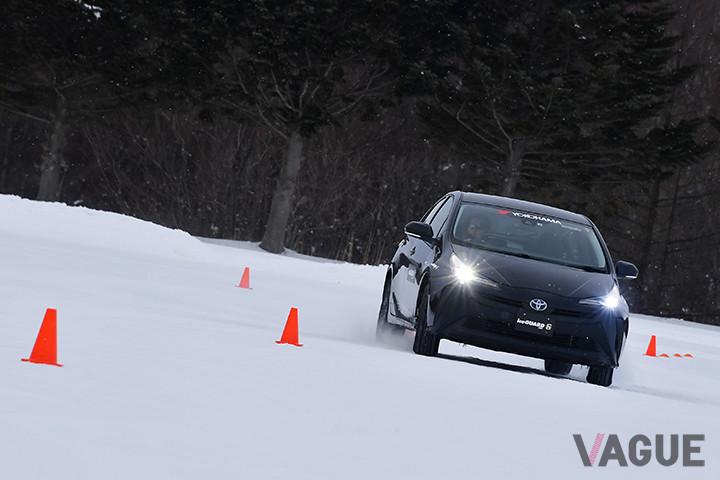 スタッドレスタイヤ「アイスガード6」の圧雪路走行シーン