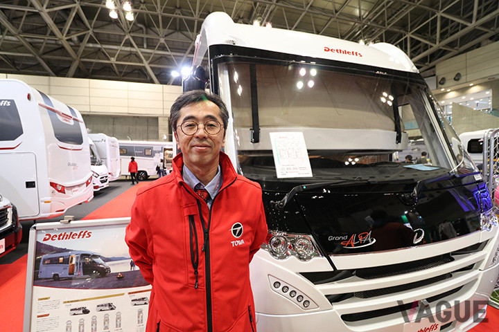 東和モータース販売の東京本店で主任の宮田氏。「米国製のモデルだと、シャシも頑丈で太く、車内の内装も耐久性に優れているのですが、いかんせん重量が重くなってしまいます。エンジン排気量が大きいモデルが多いおかげで、苦もなく走らせているワケですが、やはり燃費は悪くなります。ですので日本では欧州製モデルがピッタリだと思います」
