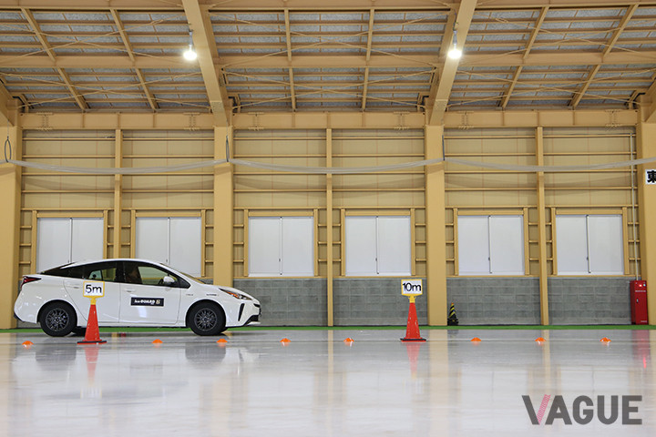 スタッドレスタイヤ「アイスガード6」の氷盤路制動。20km／hでブレーキングするとおよそ8m付近で止まる