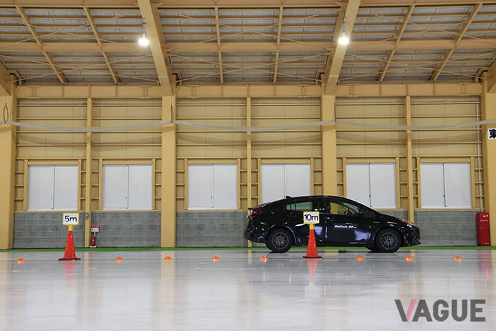 オールシーズンタイヤ「ブルーアース4S」での氷盤路制動。20km／hでブレーキングするとおよそ12m付近まで止まらない