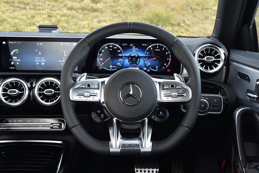 「AMG」の刻印が押されたステアリングホイール