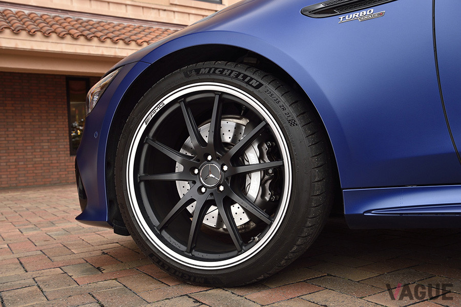 タイヤサイズは、フロントが275／35ZR21、リアが315／30ZR21