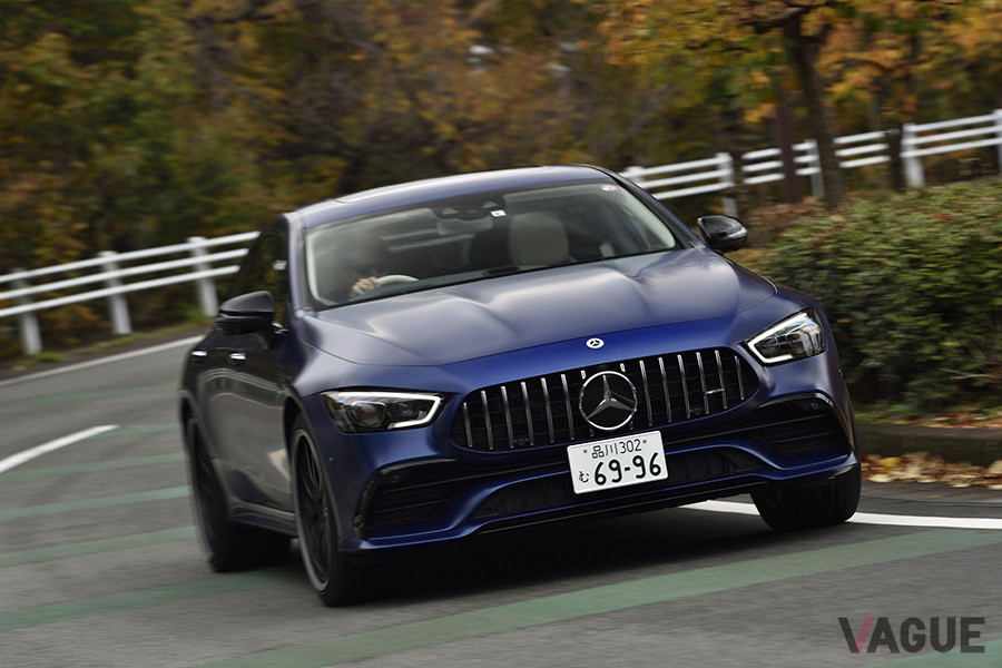 前後トルク配分が50：50から0：100の範囲で可変トルク配分をおこなうAMG 4MATIC＋。ハイスピードコーナリング、コーナー立ち上がりの加速などにおいて絶対的な安定性を誇る