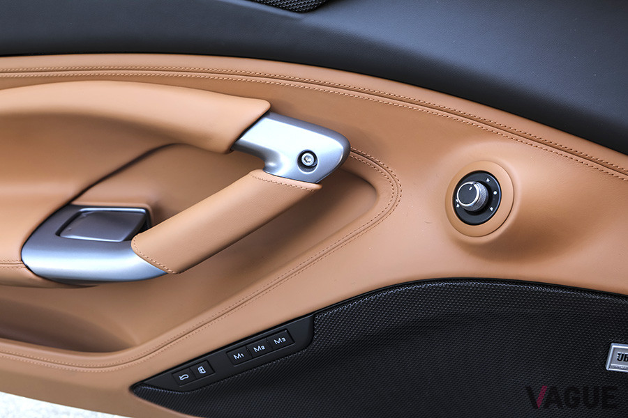 運転席側のドアパネルに給油口のオープナーなどのスイッチがきれいに収まった。シートメモリーも使いやすい