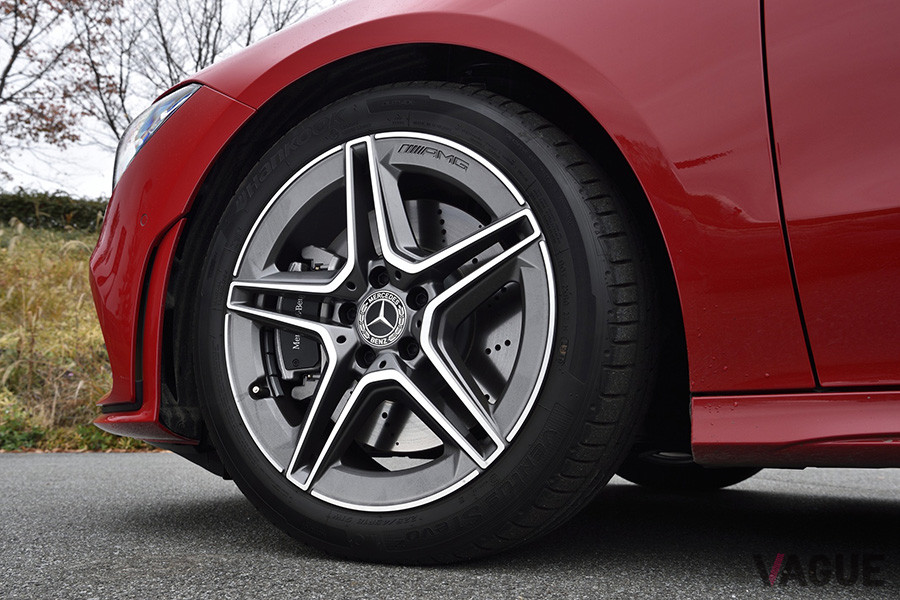 メルセデス・ベンツCLA 250 4 MATICクーペ（試乗車）のタイヤサイズは225／45R18