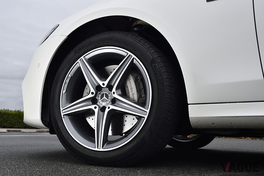 タイヤサイズは、F：245／45R18、R：275／40R18
