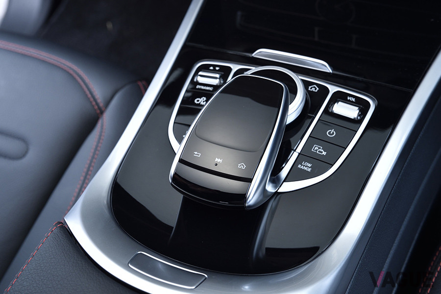 メルセデス・ベンツ「G 350 d」のコマンドコントローラーとタッチパッドは1世代前のもの