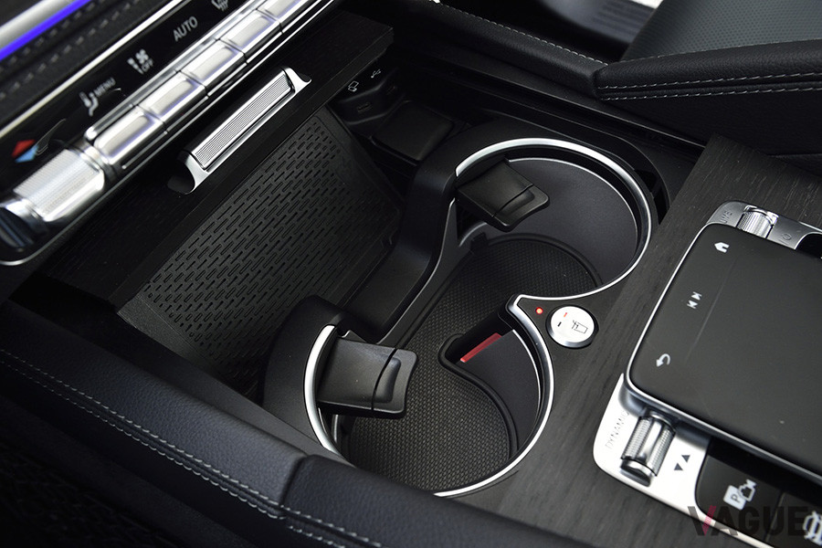 メルセデス・ベンツ「GLE 400 d 4MATIC Sports」の温冷機能付カップホルダー