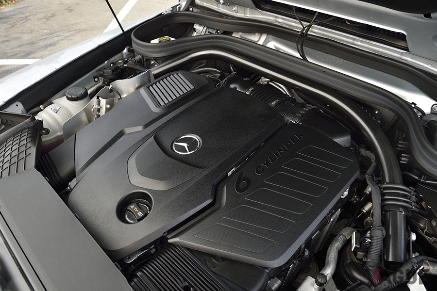 メルセデス・ベンツ「G 350 d」のエンジンルーム。286馬力／600Nmの3リッター直列6気筒クリーンディーゼルエンジン（OM656）を搭載