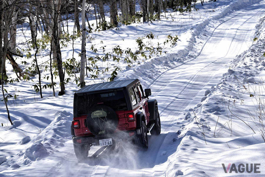 セレクトラック フルタイム4×4システムは「4H AUTO」に固定。リアが滑ると前輪へと駆動力が配分される