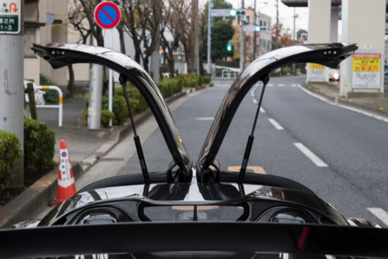 バルケッタでは必要ないが、シートに座るには、まずガルウイングドアを開く