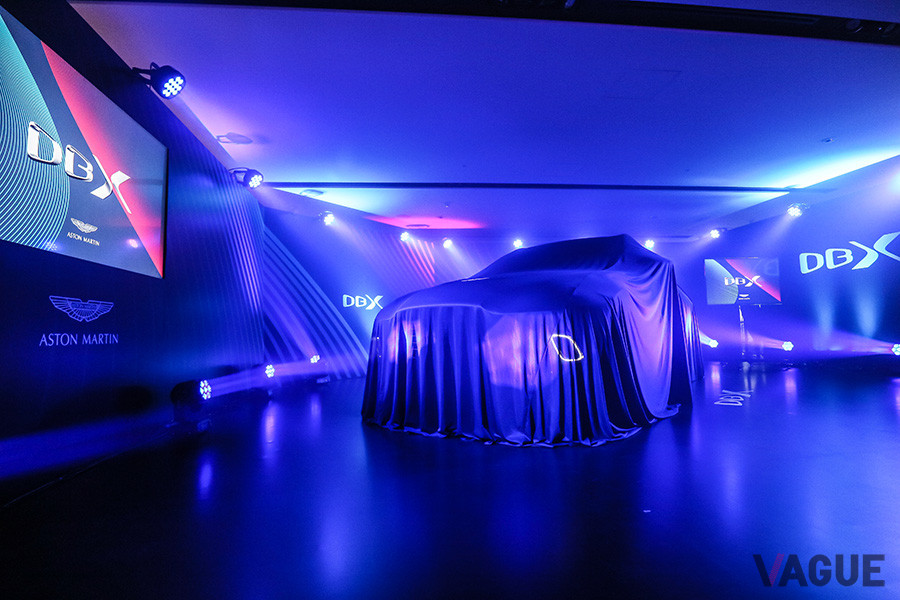 ヴェールがかかっていても、フロントのデイタイム・ランニングライト（DRL）に統合された空力ダクトデザインがよくわかる