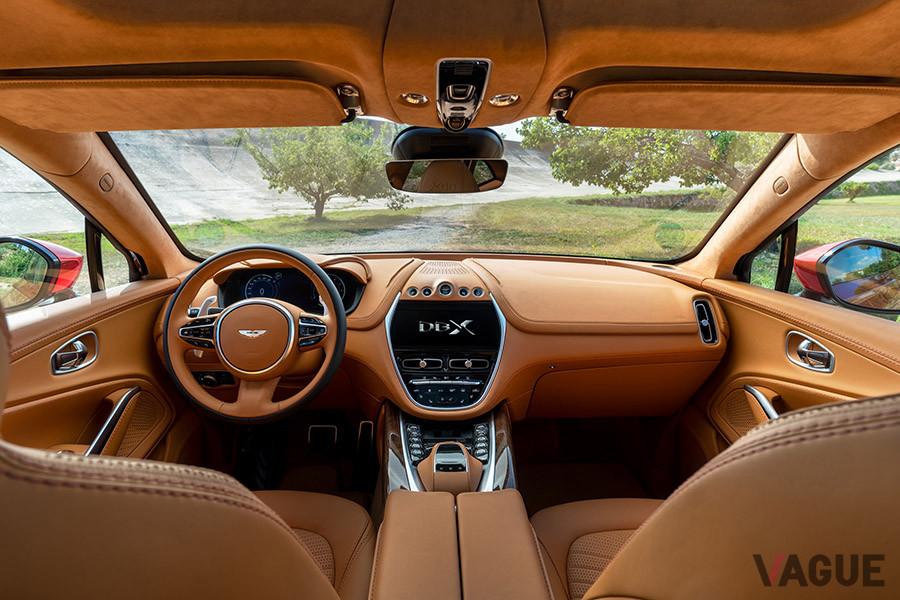 DBXのコクピットは外観から想像する以上に広い