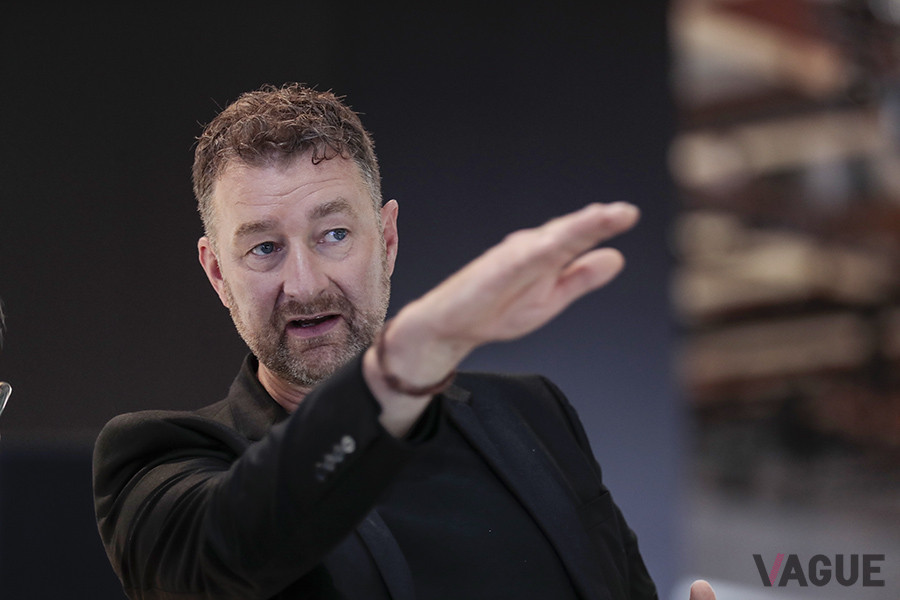 バッテリーを搭載することで高くなった車高を、いかに視覚的に車高が高く見えないようにするかを解説するホルガー・フッツェンラウブ氏