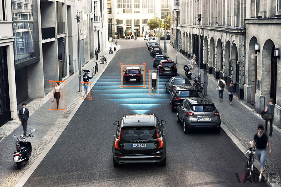 シティ・セーフティは、レーダーとカメラによる技術を使用して、他の車両、サイクリスト、歩行者、大型動物（ヘラジカ、エルク、馬など）を昼夜関係なく特定し、衝突が差し迫っていることを検知した場合や、規定時間内にドライバーが反応していない場合、警告を発して自動（被害軽減）ブレーキをかけ、衝突を回避または軽減することを支援