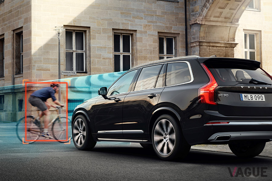 シティ・セーフティは、レーダーとカメラによる技術を使用して、他の車両、サイクリスト、歩行者、大型動物（ヘラジカ、エルク、馬など）を昼夜関係なく特定し、衝突が差し迫っていることを検知した場合や、規定時間内にドライバーが反応していない場合、警告を発して自動（被害軽減）ブレーキをかけ、衝突を回避または軽減することを支援