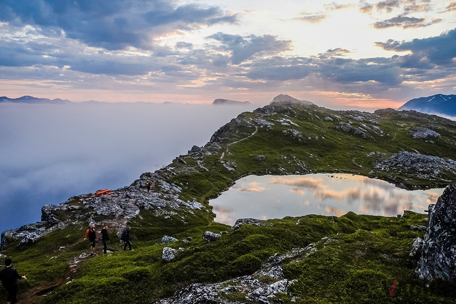 ロフォーテン諸島は北極圏に位置しているため、短い夏の間は太陽が沈まない白夜となる