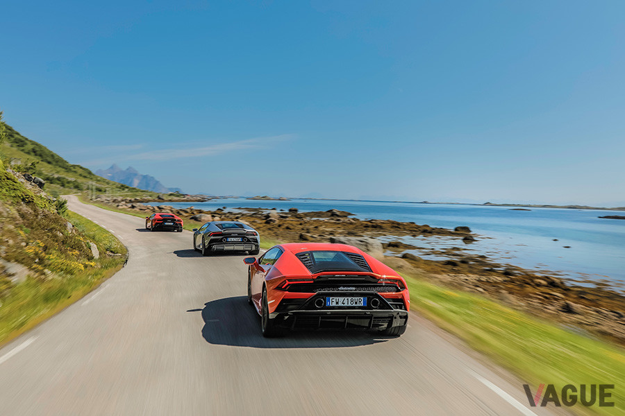 入り組んだ海岸線はウラカンEVOを走らせる絶好のワインディングロードだ