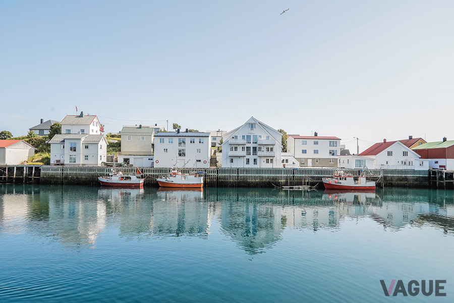 タラやニシンの漁業が盛んなヘニングスヴァール。海岸沿いに建つ家々は、白を基調にカラフルな屋根や壁で映える