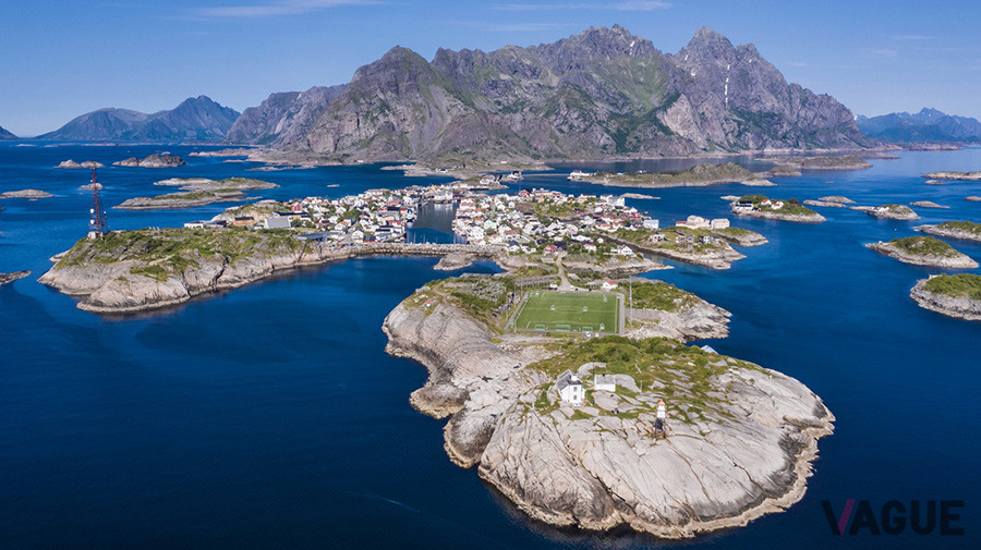 ヘニングスヴァールは小さな島が集まった漁村。島々の往来には橋を使い、サッカースタジアムまで造られている