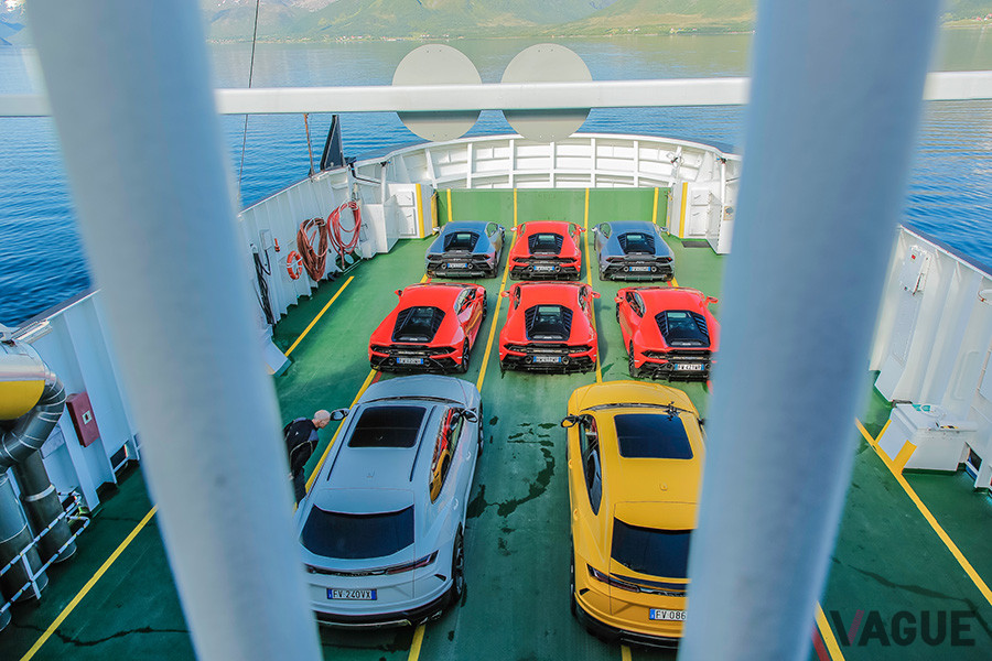 今回のツアーには、ウラカンEVOだけでなく、サポートカーとしてウルスも帯同した