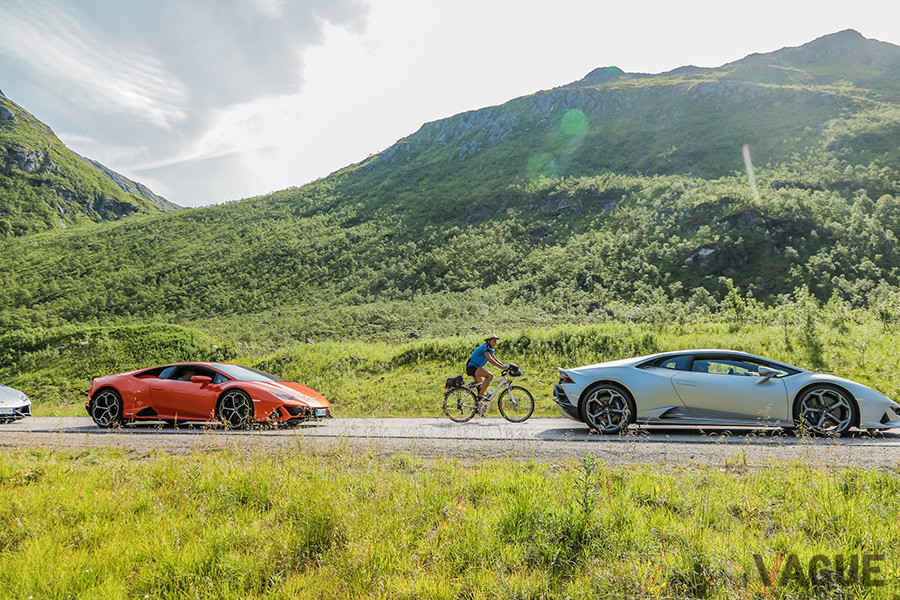 美しい景観のロフォーテン諸島の短い夏は、サイクリングやハイキングを楽しむ人が多い