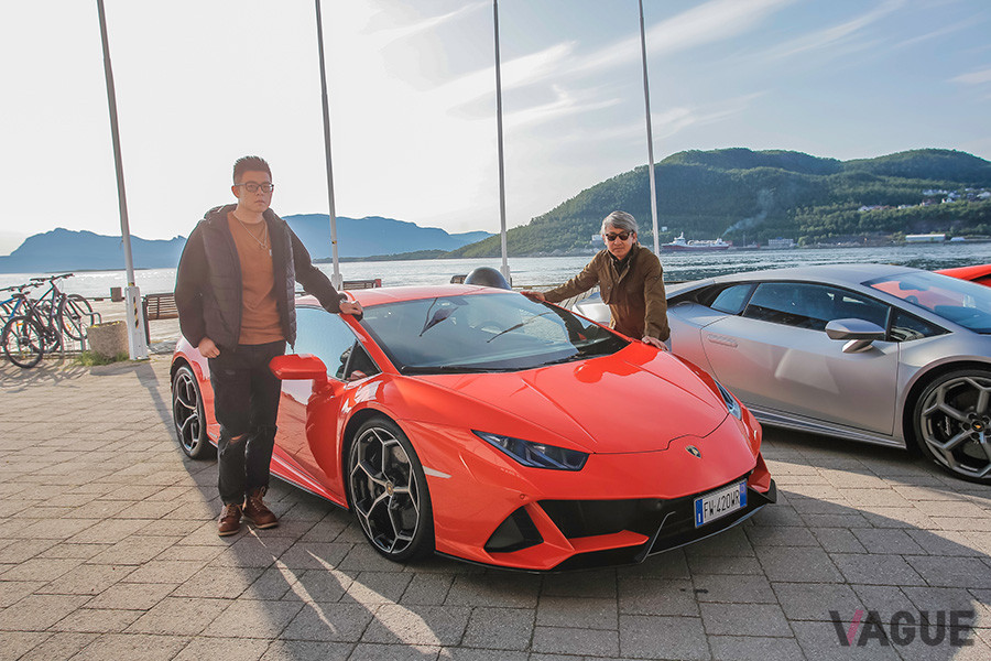 ランボルギーニ・ウラカンEVOで旅した筆者（右）