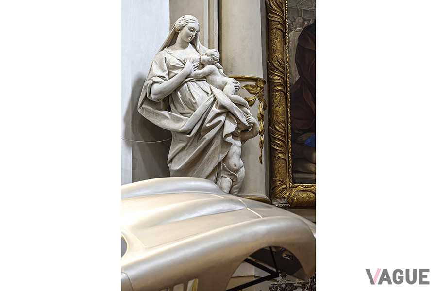 イタリアはルネサンス芸術の始まった土地。クルマのボディにも彫刻的な美しさが宿る