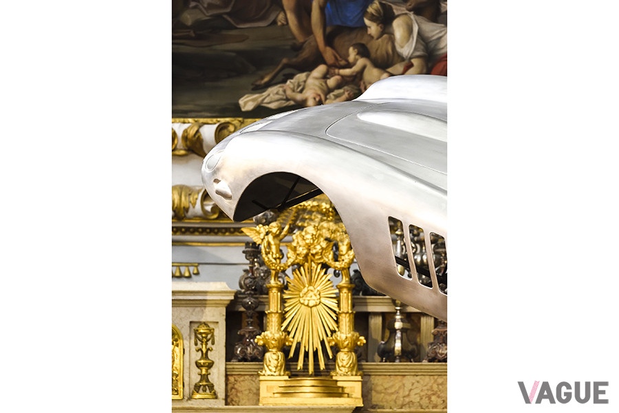 アルミを叩き出して制作されたつや消しシルバーのボディは、教会のような厳かな空間にも不思議とマッチする