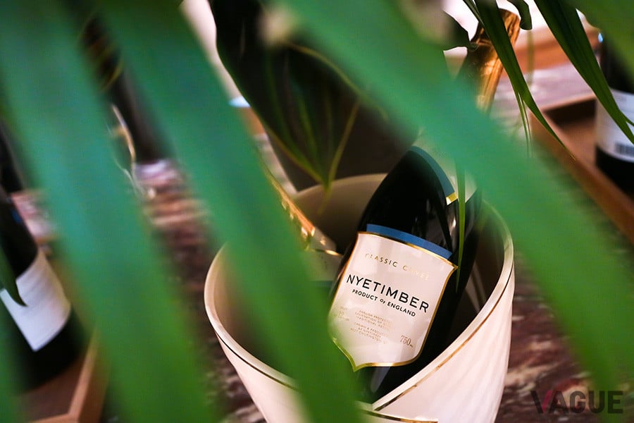 ウエルカムドリンクは、ナイティンバーが誇るフラッグシップ「クラシック・キュヴェ・マルチヴィンテージ」