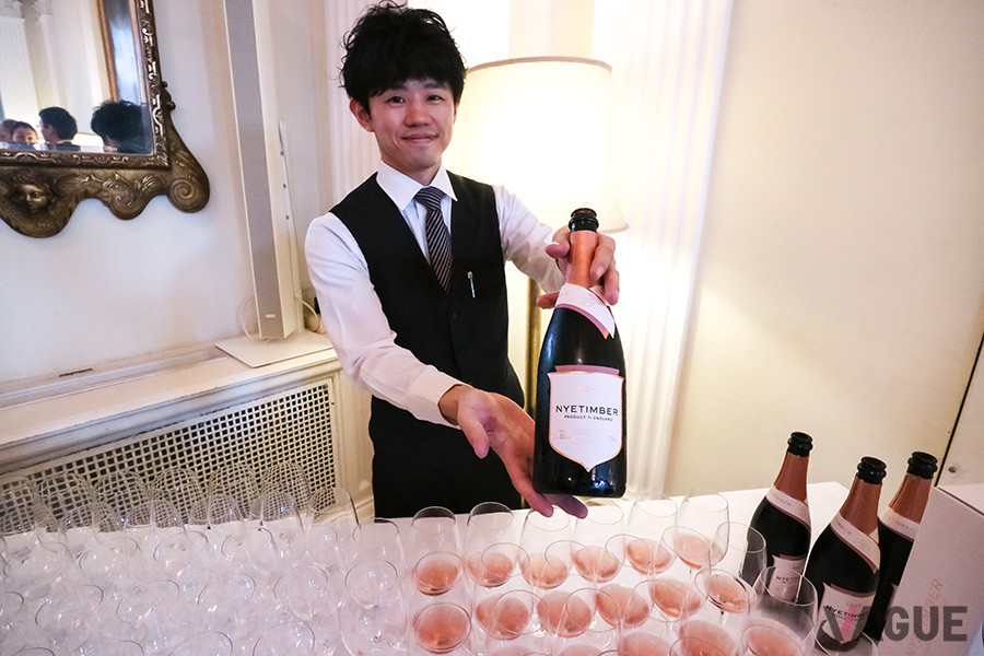 新鮮なラズベリーやさくらんぼのフレーバーが、上品でシルキーなフィニッシュをもたらす「ロゼ・マルチヴィンテージ」