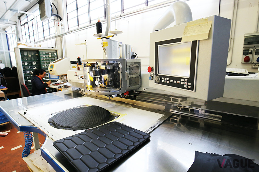 最新の工業機械と熟練の手技が、高度なレベルで融合して製品がつくられていく